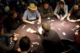 Pokerin turnauspelaaminen
